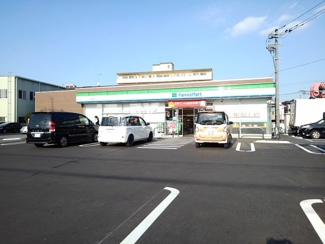 近くのファミリーマート久留米山川店まで730m（徒歩10分）