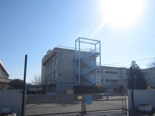 近くの柏市立高柳西小学校まで550m（徒歩7分）