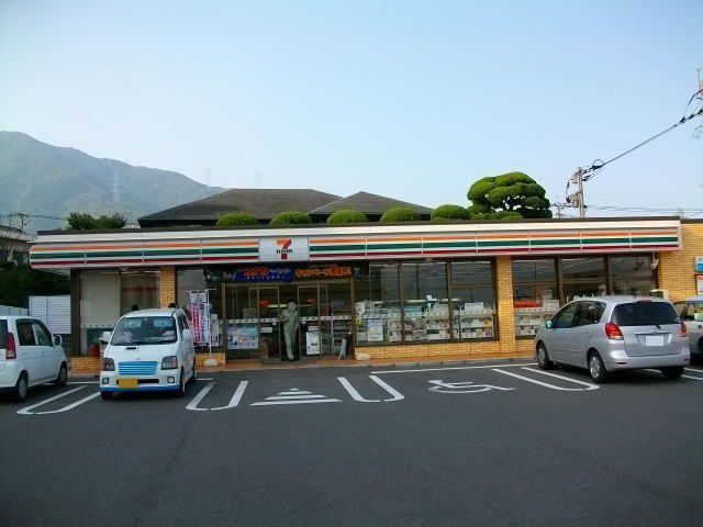 近くのセブンイレブンまで550m（徒歩7分）