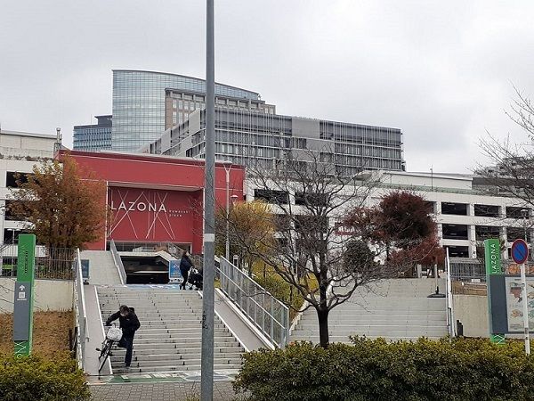 近くのラゾーナ川崎まで500m（徒歩7分）