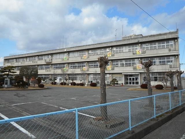 近くの小学校まで800m（徒歩10分）