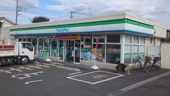 近くのファミリーマートまで340m（徒歩5分）