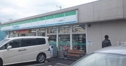近くのファミリーマートまで400m（徒歩5分）