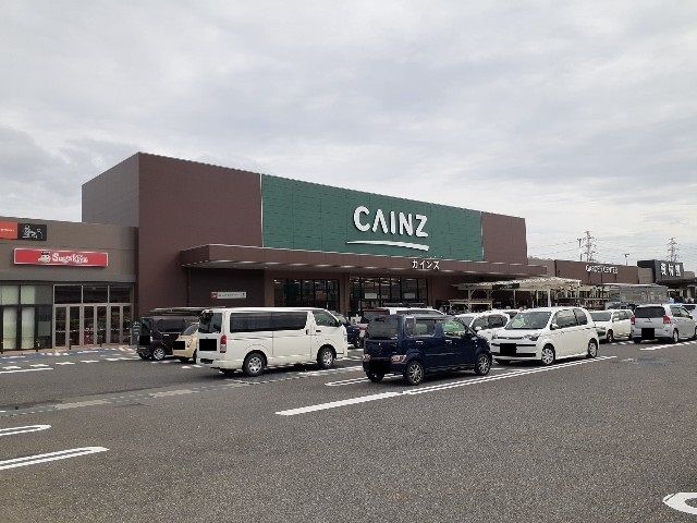 近くのカインズみえ川越インター店まで1,100m（徒歩14分）