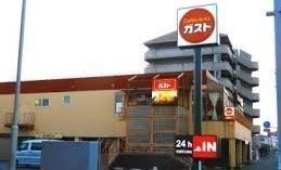 近くのガスト横須賀三春店まで463m（徒歩6分）