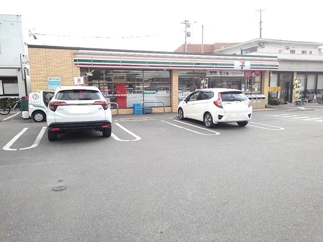 近くのコンビニまで990m（徒歩13分）