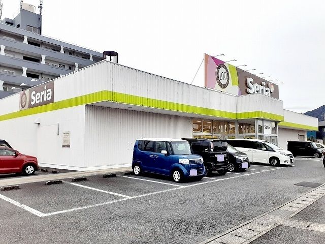近くのセリア富士松岡店まで1,300m（徒歩17分）