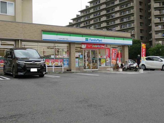 近くのファミリーマートまで550m（徒歩7分）