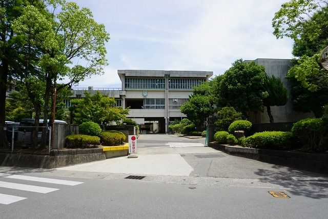 近くの八万南小学校まで1,300m(徒歩17分)