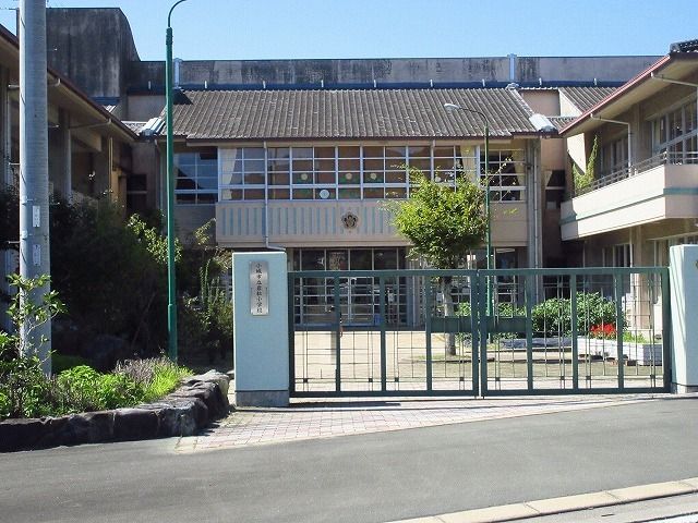 近くの岩松小学校まで180m（徒歩3分）