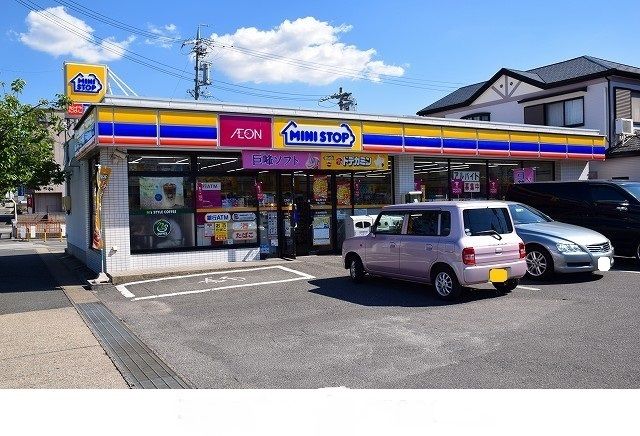近くのミニストップ熊ノ前店まで600m（徒歩8分）