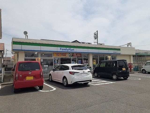 近くのファミリーマート碧南伏見屋店まで560m(徒歩7分)