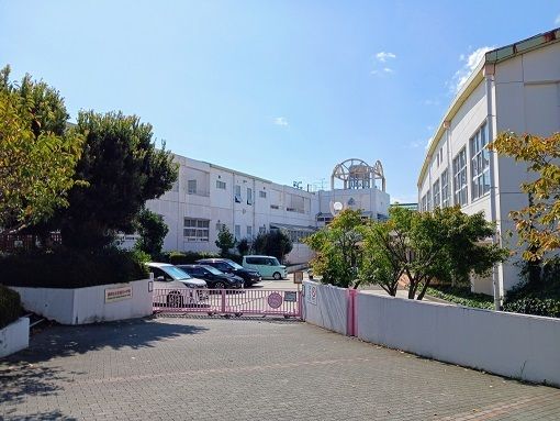 近くの東源台小学校まで400m(徒歩5分)