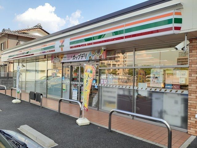 近くのコンビニまで220m（徒歩3分）