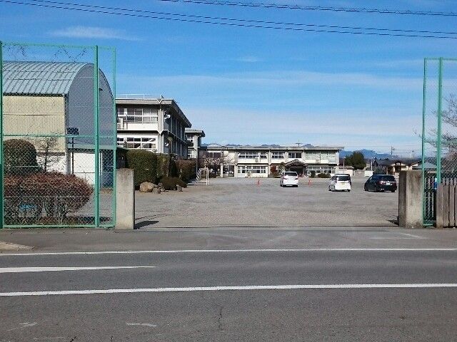 近くの市立高瀬小学校まで750m(徒歩10分)