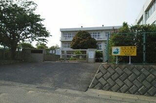 近くの平井中学校まで120m(徒歩2分)