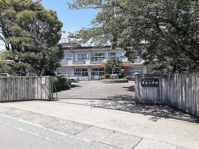 近くの草木小学校まで861m(徒歩11分)