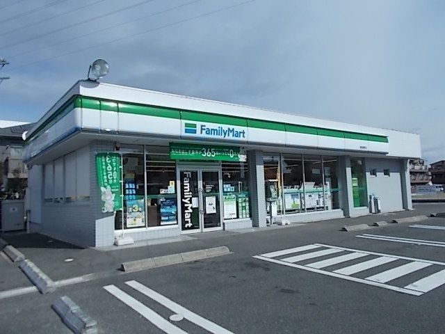 近くのファミリーマート茜部菱野店まで400m（徒歩5分）