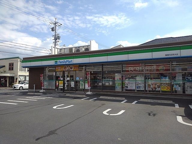 近くのファミリーマートまで500m(徒歩7分)