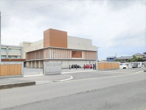 近くの鏡山小学校まで1,100m(徒歩14分)