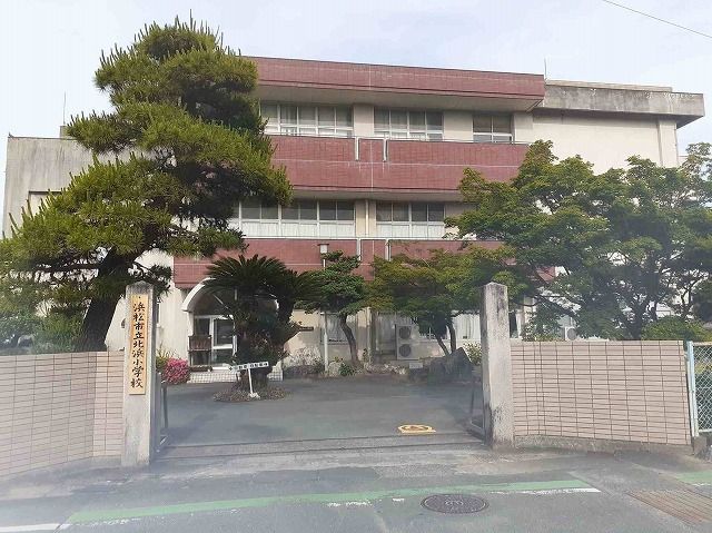 近くの浜松市立北浜小学校まで250m（徒歩4分）