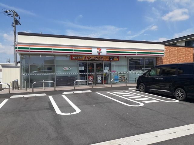 近くのコンビニまで240m（徒歩3分）