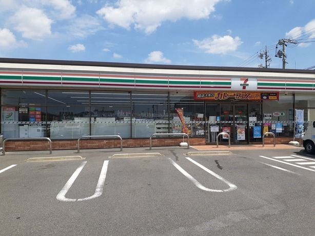 近くのコンビニまで210m（徒歩3分）