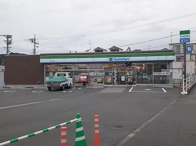 近くのファミリーマートまで350m（徒歩5分）