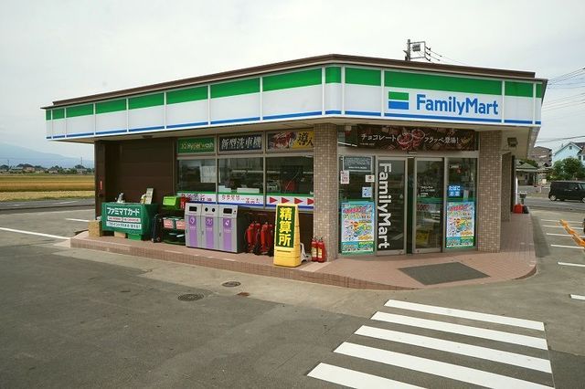 近くのファミリーマートまで750m(徒歩10分)
