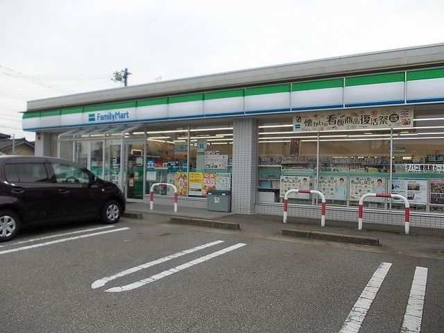 近くのファミリーマートまで550m(徒歩7分)