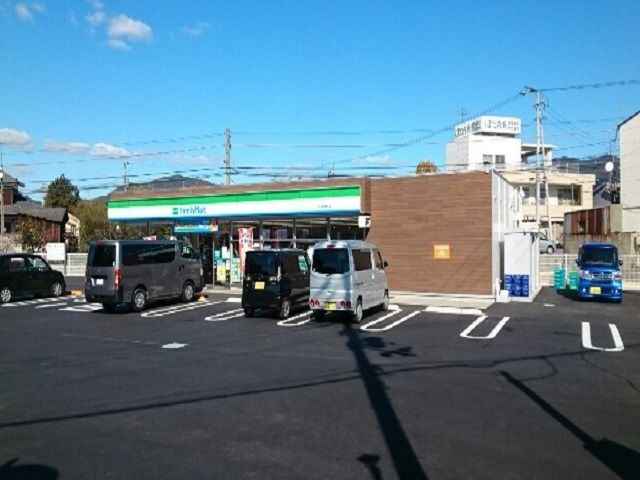近くのファミリーマート南梅本店様まで200m(徒歩3分)