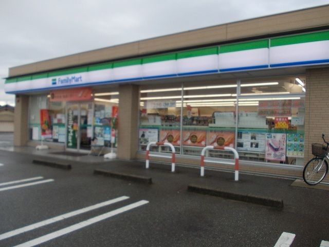 近くのファミリーマートまで100m(徒歩2分)