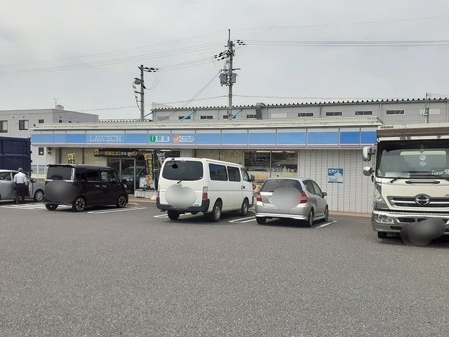 近くのコンビニまで640m（徒歩8分）