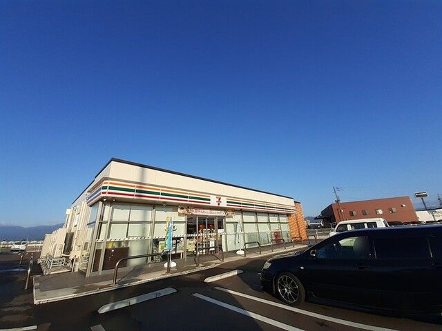 近くのセブンイレブン五泉三本木店まで621m（徒歩8分）