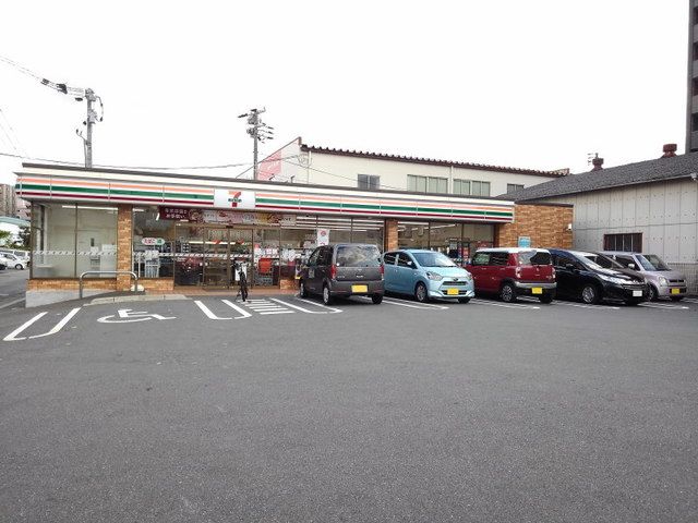 近くのコンビニまで270m（徒歩4分）