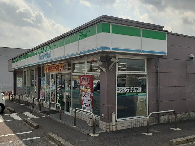 近くのファミリーマートまで450m（徒歩6分）