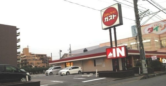 近くのガスト浦和文蔵店まで300m（徒歩4分）