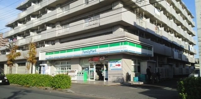 近くのファミリーマート浦和根岸店まで650m（徒歩9分）