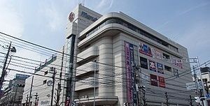近くの丸広百貨店まで700m（徒歩9分）