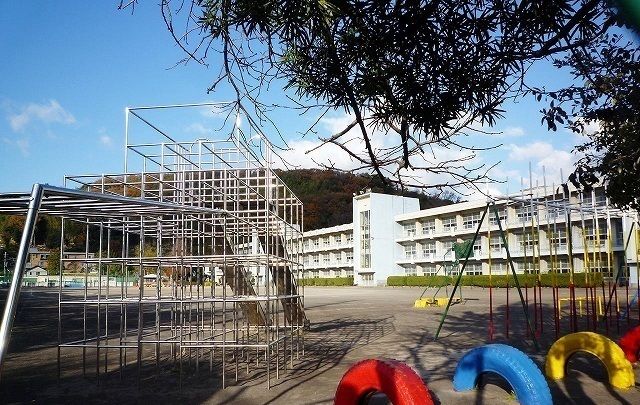 近くの伊豆の国市立長岡南小学校まで500m（徒歩7分）