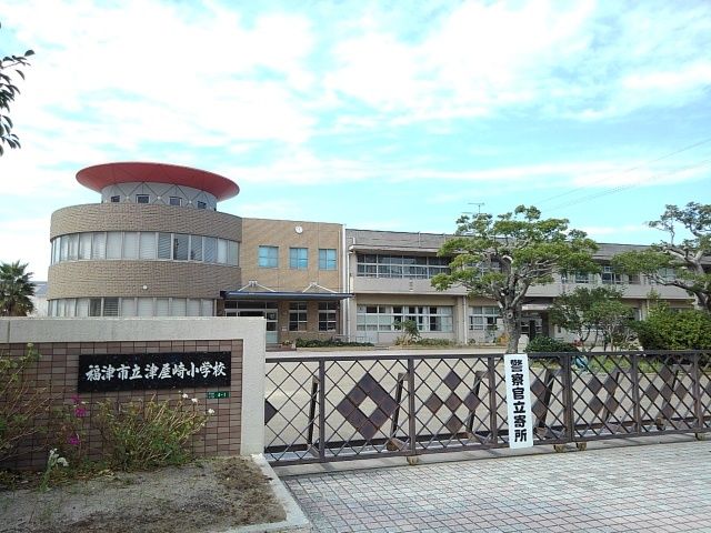 近くの津屋崎小学校まで500m（徒歩7分）