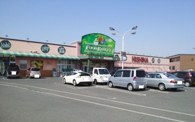 近くのニシナフードバスケット西原店まで350m(徒歩5分)