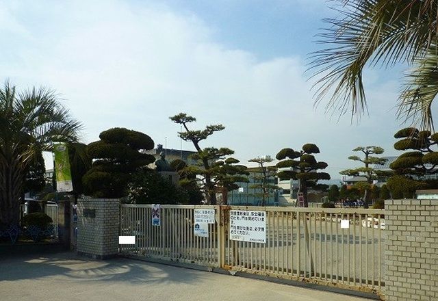 近くの西阿知小学校まで500m(徒歩7分)