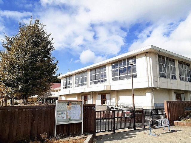 近くの石巻市立鹿妻小学校まで800m(徒歩10分)