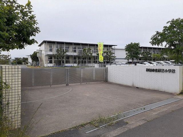 近くの深芝小学校まで270m(徒歩4分)