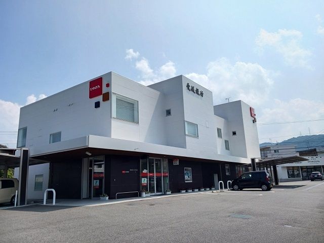 近くの愛媛銀行桑原支店様まで400m（徒歩5分）