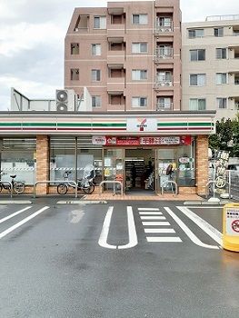 近くのセブンイレブン西ヶ原三丁目店まで215m（徒歩3分）