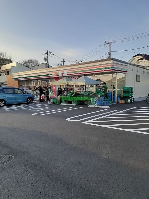 近くのセブンイレブン青梅師岡2丁目店まで550m(徒歩7分)