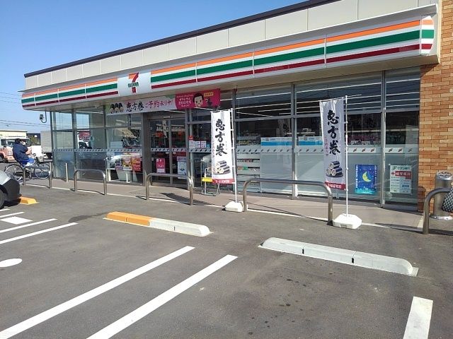 近くのセブンイレブン基里小学校前店まで700m（徒歩9分）