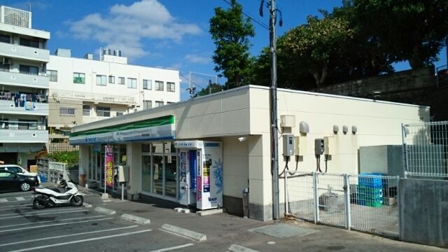 近くのファミリーマート寄宮中学校前店まで600m（徒歩8分）